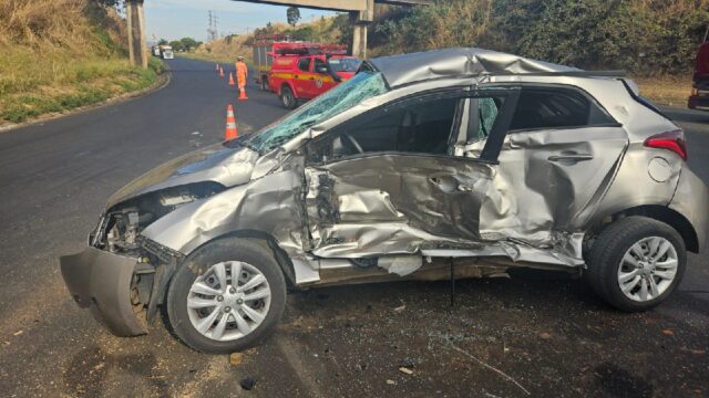 Motorista morre em acidente entre carro e caminhão na BR-050, em Uberlândia