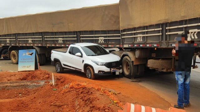 Colisão lateral entre caminhão e utilitário é registrada no trevo do Pontal Norte, na BR-050, em Catalão