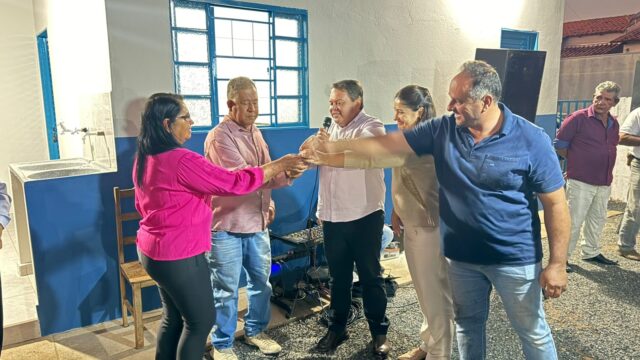 Prefeito Wisner Araújo e vice-prefeito Diogo Ferreira entregam nova casa a morador de Corumbaíba