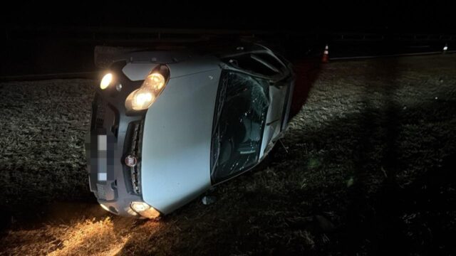 Condutor perde controle de veículo e capota na BR-050, em Catalão