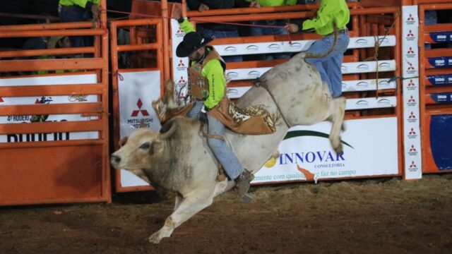 Abertura do 4° Rodeio dos Campeões Mitsubishi lota arena na Expo Catalão 2025; Elzisclay é o melhor peão da noite e Yasmin Rissi e Maria Antonelli brilham na ANTT