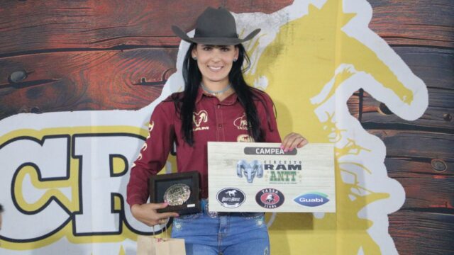 Viviane Gratão, nascida em Ipameri, é campeã da categoria feminino da ANTT na Expo Catalão 2025 com Royal Quick Bee BCM