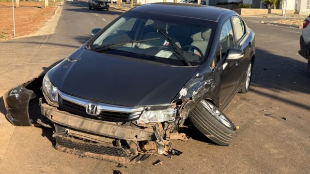 Motoristas saem ilesos após colisão entre veículos na avenida Doutor Lamartine em Catalão