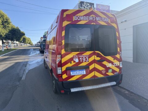 Mulher fica ferida após colisão entre moto e picape em rotatória no bairro Santa Cruz, em Catalão