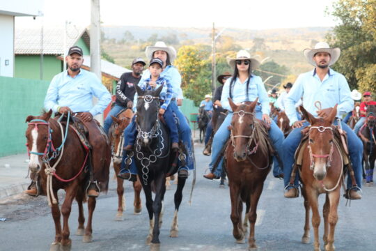 Desfile de Cavaleiros marca início da Festa do Peão em Marzagão