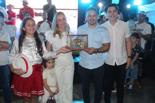 Festa em Louvor a Nossa Senhora do Rosário chega ao fim com entrega da coroa aos novos festeiros em Três Ranchos