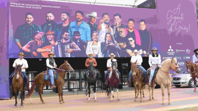 Expo Catalão 2025: 4º Desfile de Comitivas e 3ª Queima do Alho reúnem mais de 2 mil pessoas e abrem oficialmente a festa; veja fotos