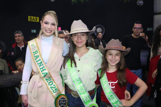 Rainhas e Princesa da Expo Catalão 2025 prestigiam Baile da Terceira Idade na primeira noite do evento