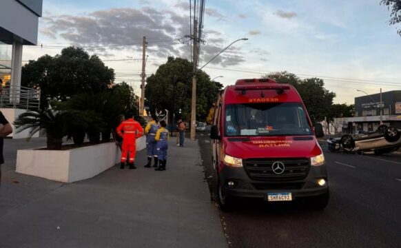 Carro capota após colisão lateral em avenida movimentada de Uberlândia