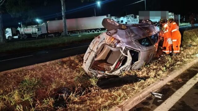 Carro capota na MGC-497 e deixa dois jovens em estado grave em Uberlândia
