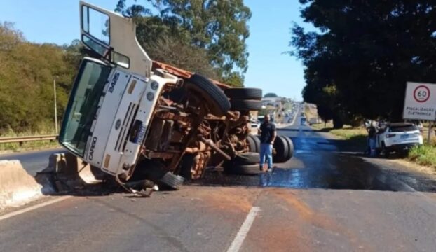Caminhão tomba e interdita trecho da BR-050 em Uberlândia
