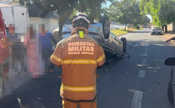 Mulher fica ferida após capotar carro em avenida movimentada de Uberlândia