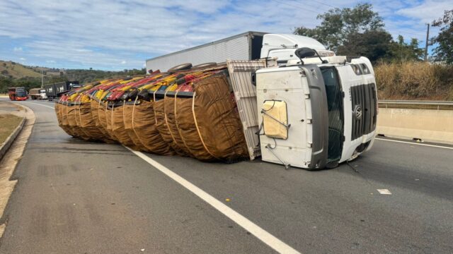 Caminhão carregado com laranjas tomba na BR-050, em Cumari