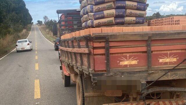 Colisão entre caminhão e pick-up é registrada na GO-330 entre Ouvidor e Três Ranchos