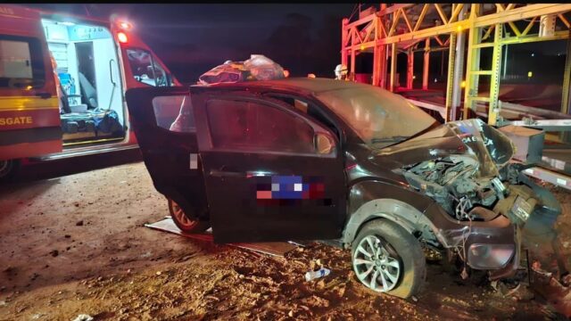 Colisão entre carreta cegonheira e carro de escolta deixa dois feridos na BR-365, em Uberlândia