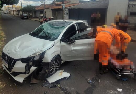 Mulher fica ferida após capotar carro no bairro Roosevelt, em Uberlândia