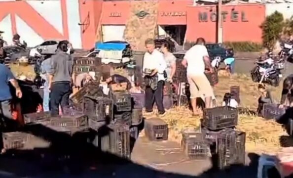 Caminhão com pane na BR-050 tem carga saqueada por populares em Uberlândia