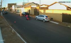 VÍDEO: Moto e carro pegam fogo em segundos após colisão; mulher e criança são atingidas