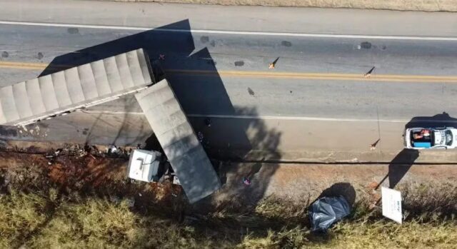 Jovem uberlandense de 26 anos morre em acidente entre carro e caminhão na BR-262, em Luz (MG)