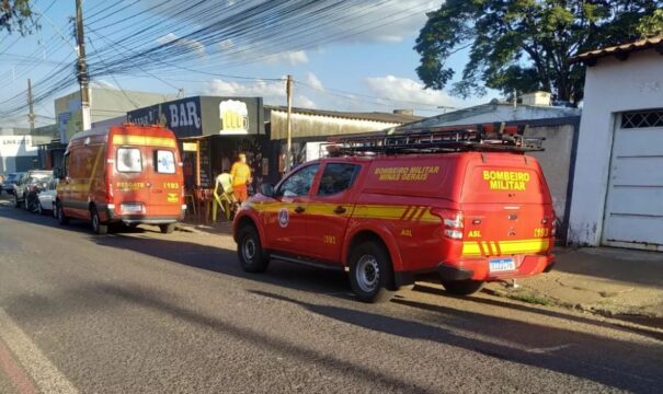 Motociclista morre após colidir com poste e apresentar ferimento por arma branca em Uberlândia