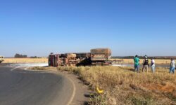 Caminhão com três reboques tomba e espalha carga de calcário na BR-354, em Rio Paranaíba Caminhão com três reboques tomba e espalha carga de calcário na BR-354, em Rio Paranaíba