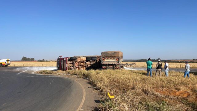 Caminhão com três reboques tomba e espalha carga de calcário na BR-354, em Rio Paranaíba