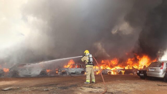 Incêndio atinge pátio do Detran e destrói cerca de 200 veículos em Uberaba