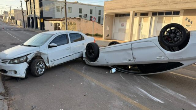 Carro capota após colisão e passageira fica ferida em Catalão