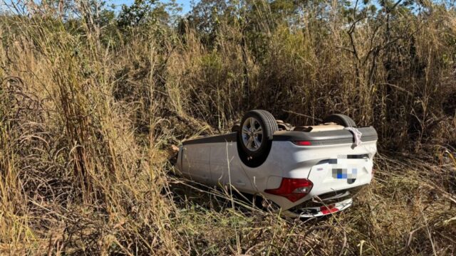 Duas mulheres ficam levemente feridas após carro capotar na GO-330, em Catalão