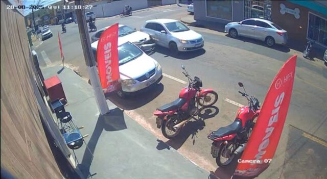 Motorista causa acidente e foge após colisão em Catalão; Vídeo