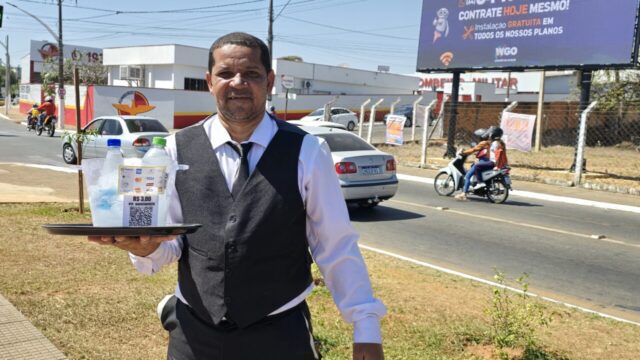 Vendedor de água apelidado de 'garçom das ruas' conquista motoristas em Catalão