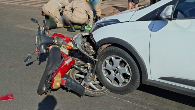 Idoso fica ferido em acidente entre carro e moto no centro de Catalão