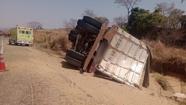 Carreta tomba na BR-050 em Cumari; motorista sofre ferimentos leves