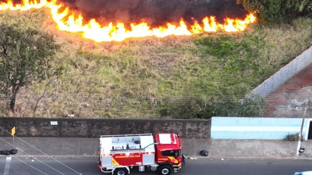 Incêndio em vegetação mobiliza Corpo de Bombeiros e assusta moradores em Catalão