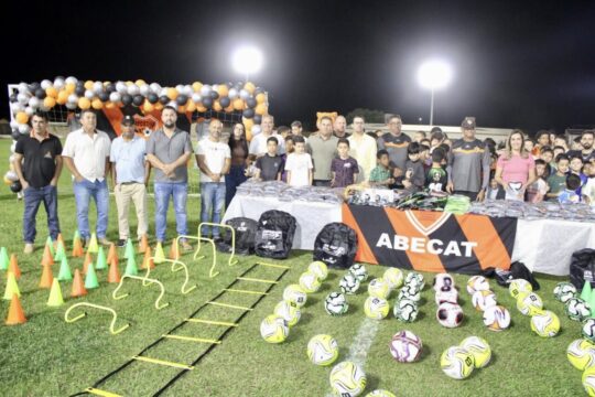 Abecat entrega novos uniformes para alunos do projeto Esporte para Todos em Ouvidor