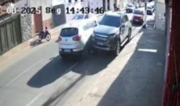 Veículo entra na contramão e colide contra caminhonete no centro de Catalão