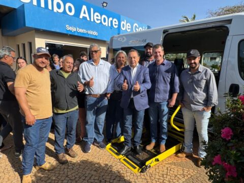 Prefeito Douglas Sertório e deputado Adriano do Baldy entregam van acessível para Assistência Social em Campo Alegre de Goiás