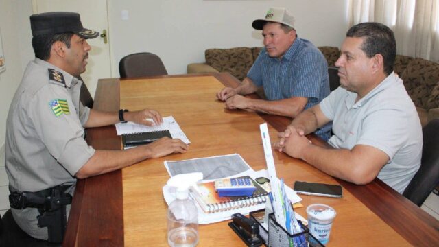 Prefeito Cebinha se reúne com comandante do 18º BPM para reforçar ações de segurança no Rodeio Show de Ouvidor