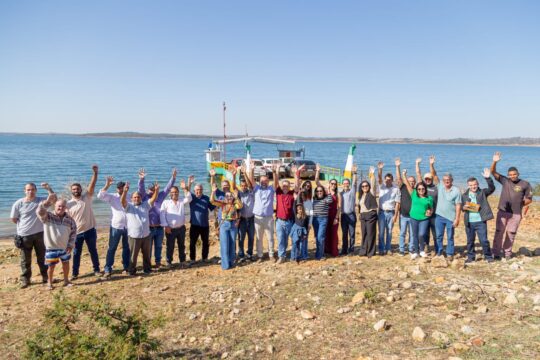 Travessia de balsa entre Três Ranchos (GO) e Grupiara (MG) é reativada após anos parada