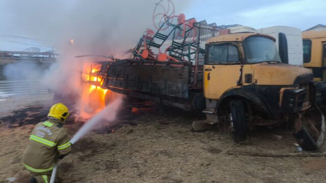 Caminhão pega fogo em almoxarifado da Prefeitura de Catalão e Bombeiros evitam que incêndio se alastre