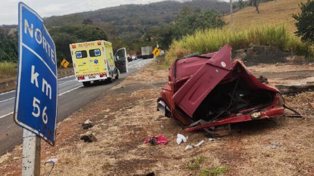 Caminhão carregado de grama capota na BR-050 em Araguari; motorista fica ferido