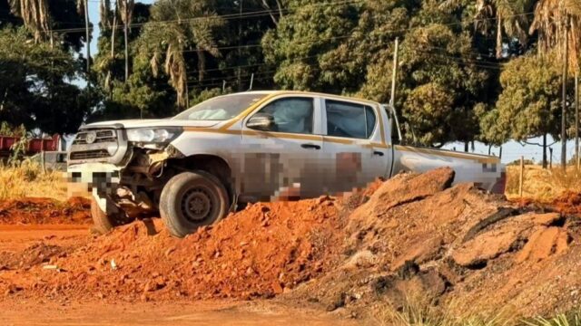 Motorista sobe em monte de terra após entrar em pista interditada na BR-050 em Catalão; ninguém ficou ferido
