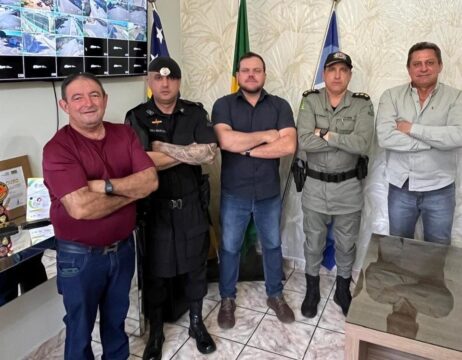 Reconhecimento marca visita institucional da Polícia Militar à Prefeitura de Nova Aurora