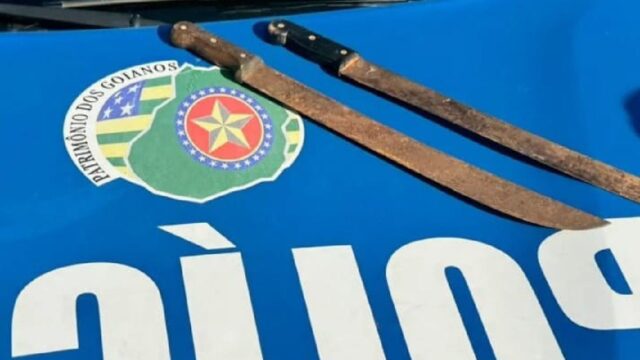 Homem é preso por violência doméstica e ameaça com facões em Ouvidor