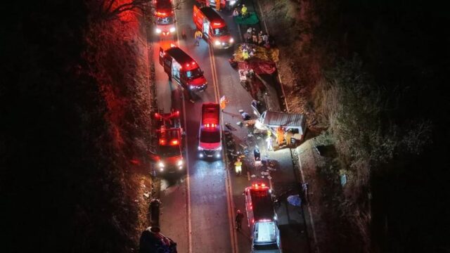 Quatro pessoas morrem e 16 ficam feridas em colisão entre carro e van na BR-452, em Uberlândia