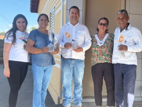 Nova Aurora realiza ação especial de Dia dos Pais com entrega de lembranças em todos os bairros