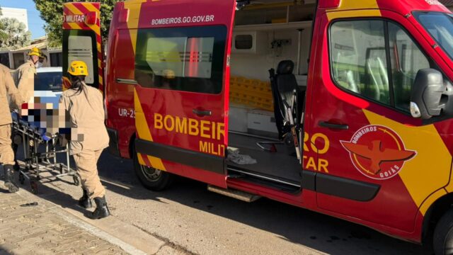 Jovem de 17 anos fica ferido após colisão entre moto e carro em Catalão
