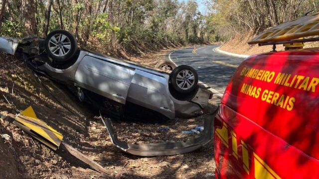 Capotamento deixa cinco pessoas feridas na MG-413 em Araguari