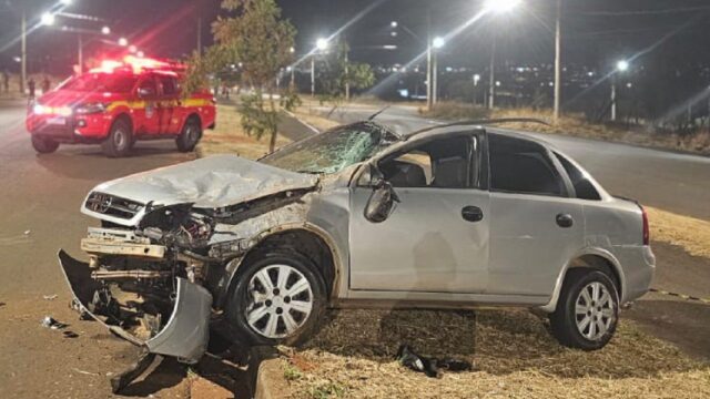 Jovem de 24 anos é ejetado de carro em capotamento no bairro Luizote IV, em Uberlândia