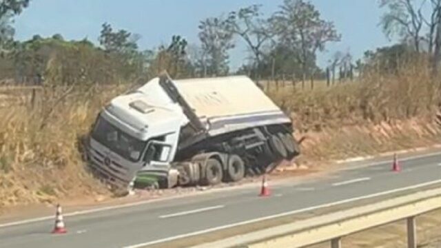 Motorista de carreta baú perde o controle e se envolve em acidente na BR-050 em Catalão